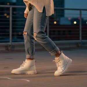 UGG Neumel Leather Boots Kid's Size 4 White Lace Up Chukka Style Round Toe